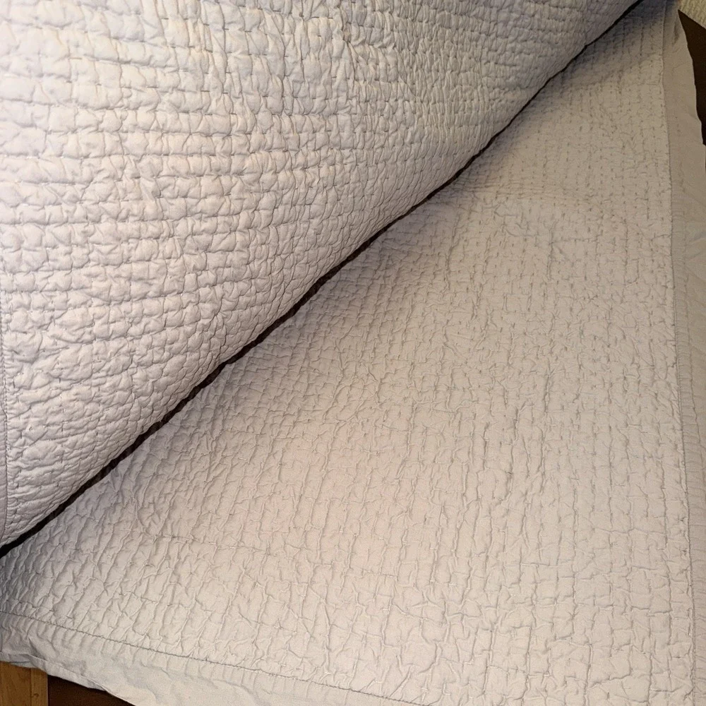Crate & Barrel Organic Celeste Queen Full Quilt Light Gray / Blue Bedspread